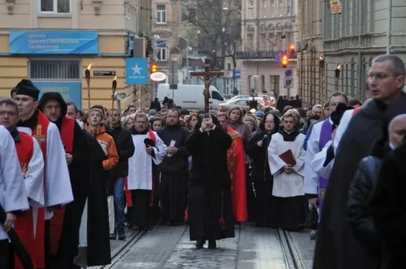 Близько тисячі вірян пройшли хресною ходою вулицями Львова (Фоторепортаж) — фото 3
