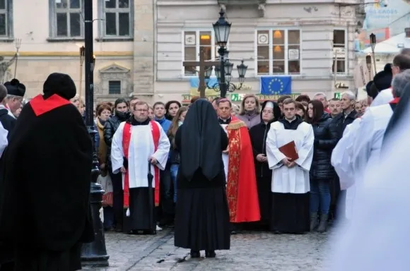 Близько тисячі вірян пройшли хресною ходою вулицями Львова (Фоторепортаж) — фото 6
