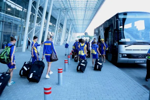 До Львова прилетіла жіноча збірна України з футболу (Фоторепортаж) — фото 6