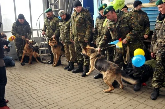 У Львові зустріли близько ста львівських прикордонників, що виконували завдання в зоні АТО (фоторепортаж) — фото 8
