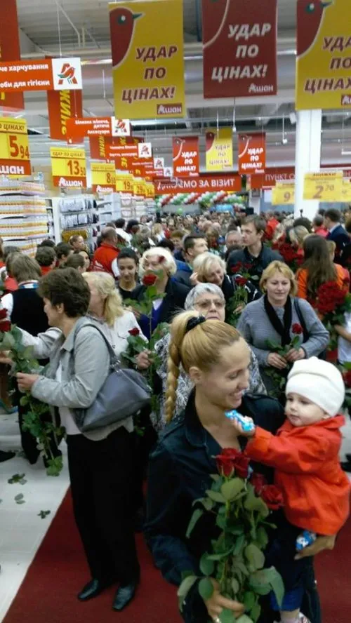 Львів'яни перетворили відкриття супер-маркету на невідомо що (фото) — фото 1