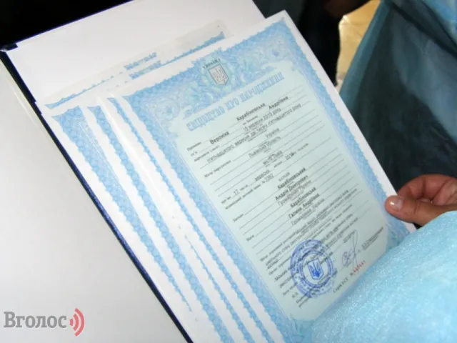Сьогодні вперше львівським малюкам видали свідоцтво про народження в пологовому будинку (фото) — фото 7